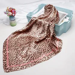 Elegant square scarf with leopard print - silkScarves
