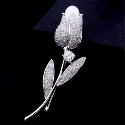 Luxurious white crystal brooch with rose / pearlBrooches