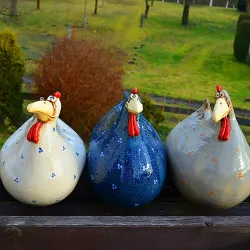 Funny chicken / hen - garden / lawn decoration - resinGarden
