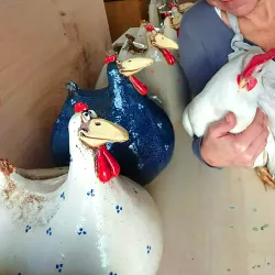 Funny chicken / hen - garden / lawn decoration - resinGarden