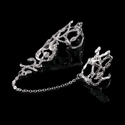 Two finger ring - with chain - hollow out flowers / crystalsRings